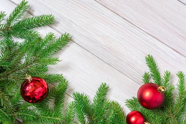 Navidad o año nuevo decoraciones fondo: ramas de árboles y juguetes rojos de Navidad en forma de bolas. Copiar espacio. —  Fotos de Stock