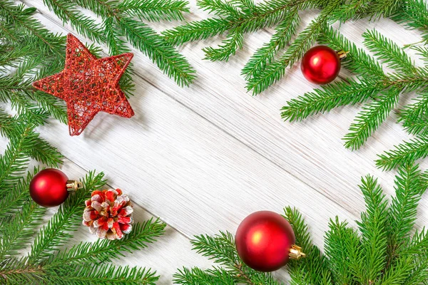 Noel ya da yeni yıl dekorasyonları: köknar dalları ve balo şeklinde kırmızı Noel oyuncakları ve büyük yıldız. Boşluğu kopyala — Stok fotoğraf
