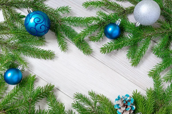 Noel ya da yeni yıl dekorasyonları: köknar dalları ve top şeklinde mavi Noel oyuncakları. Boşluğu kopyala — Stok fotoğraf