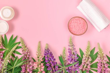 Güzellik kozmetik ürünleri ve spa modelleri. Düz yatıyordu. Boşluğu kopyala