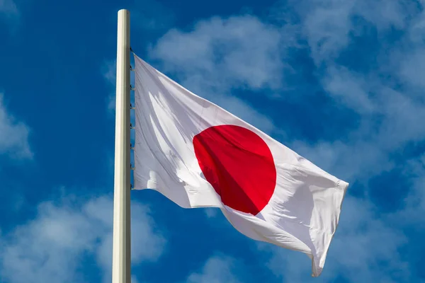 Flaga Japonii Trzepocze Maszcie Flagowym Niebo Chmurami Zbliżenie — Zdjęcie stockowe
