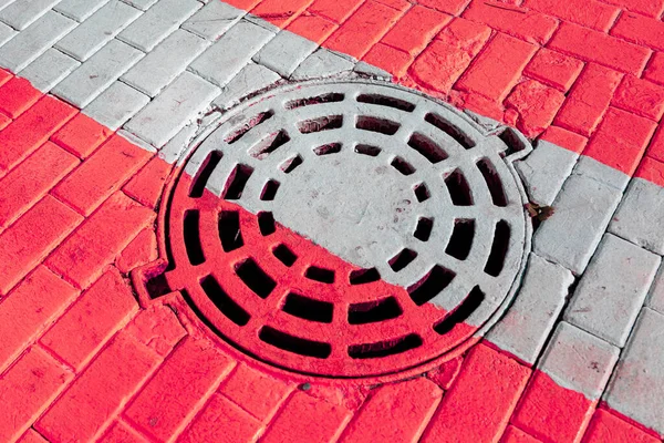 Zamknięty Okrągły Właz Ściekowy Pod Czerwono Białym Oznaczeniem Drogowym Zbliżenie — Zdjęcie stockowe