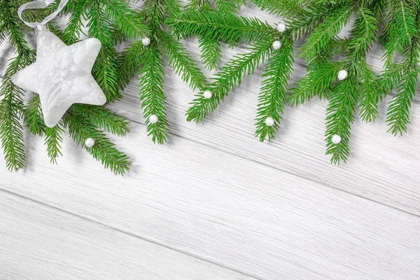 Navidad o año nuevo decoraciones fondo: ramas de abeto y gran estrella de cristal. Colocación plana, Copiar espacio. —  Fotos de Stock