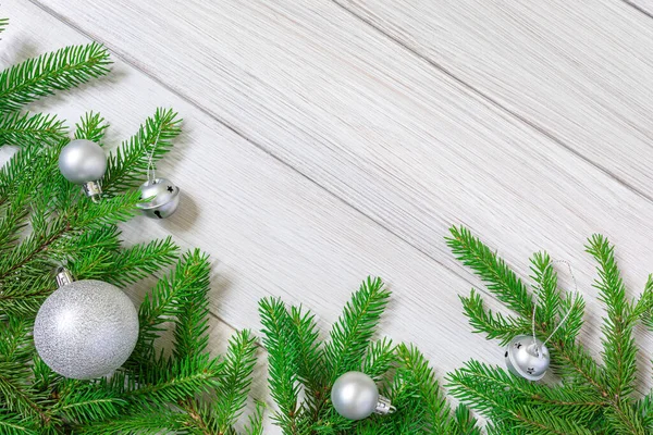 Navidad o año nuevo decoraciones fondo: ramas de abeto y juguetes blancos de Navidad en forma de bolas. Copiar espacio. —  Fotos de Stock