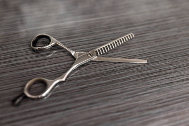 Profesyonel kuaför salonundaki masada saç inceltici makas. Seçici odak