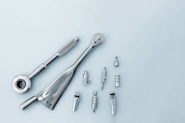 Diş yerleştirme araçları: mavi zemin üzerinde ters çevrilebilir anahtar, tork anahtarı. Boşluğu kopyala