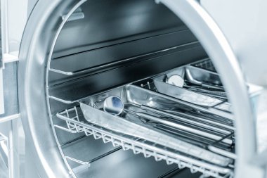 Otoklavda tıbbi aletler sterilize ediliyor. Diş hekimliği. Seçici odak.