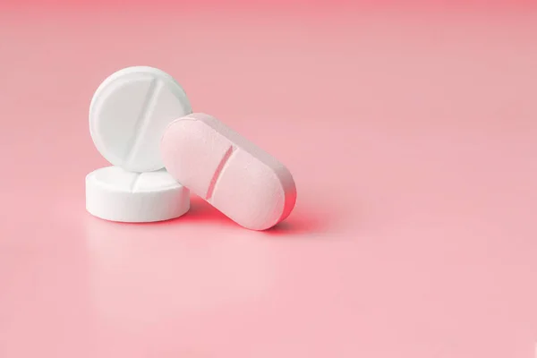 Белые Розовые Таблетки Красном Фоне Продукты Похудения Витамины Гормоны Успокоительные — стоковое фото