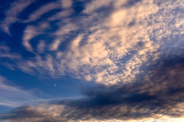 Nuvole Cirri Tramonto Vento Soffia Nuvole Può Vedere Cielo Limpido — Foto Stock