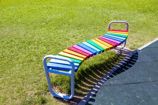 Eine Geschwungene Holzbank Ist Öffentlichen Garten Regenbogenfarben Gestrichen — Stockfoto