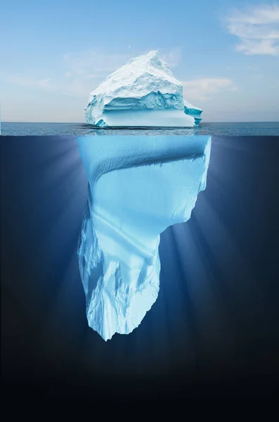 Iceberg Flottant Dans Océan Pointe Les Parties Immergées Sont Visibles — Photo