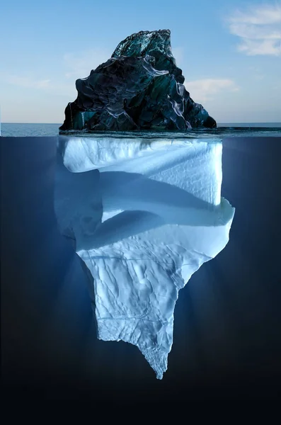 Iceberg Pływających Oceanie Zarówno Końcówki Części Zanurzonego Widoczne Górna Część — Zdjęcie stockowe