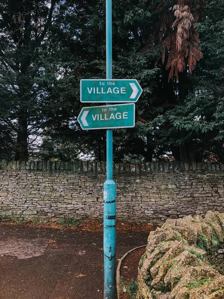 Тайный знак в красивой деревне Котсуолдс — стоковое фото