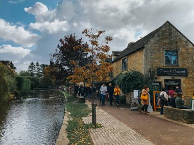 Bourton 'da Suda Yeşil ve Hoş Çay Odası