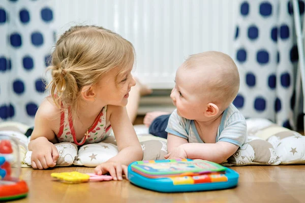 Syster Med Sin Bror Som Bedriver Pedagogiska Spel — Stockfoto