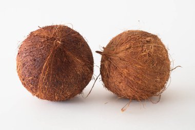 Beyaz arkaplanda izole hindistan cevizleri