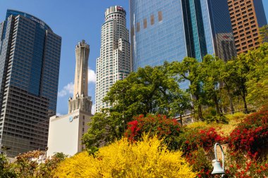 Downtown Los Angeles. Güzel ağaçlar bahar ve gökdelenler sırasında. 8 Nisan 2017
