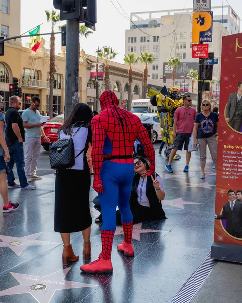 Hollywoodský Chodník Slávy Pouliční Umělci Turistů Chůzi Fotografování Hollywood Boulevard — Stock fotografie