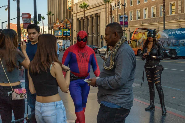 Artyści Uliczni Turystów Którzy Chodzą Hollywood Boulevard Los Angeles Października — Zdjęcie stockowe