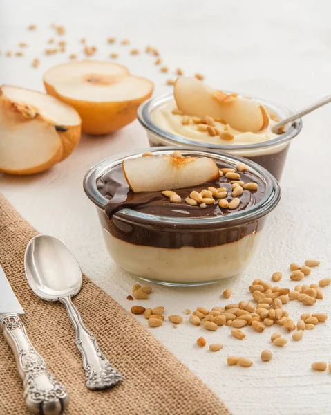 Pudín Chocolate Vainilla Con Piñones Rodajas Pera Asiática Cuencos Cristal — Foto de Stock