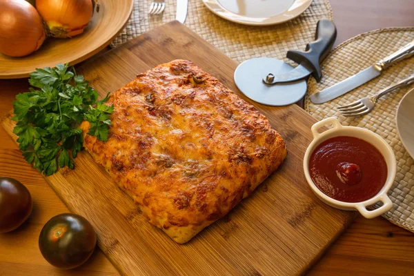 Pain Focaccia Sur Une Table Cuisine Avec Tomates Oignon Persil — Photo