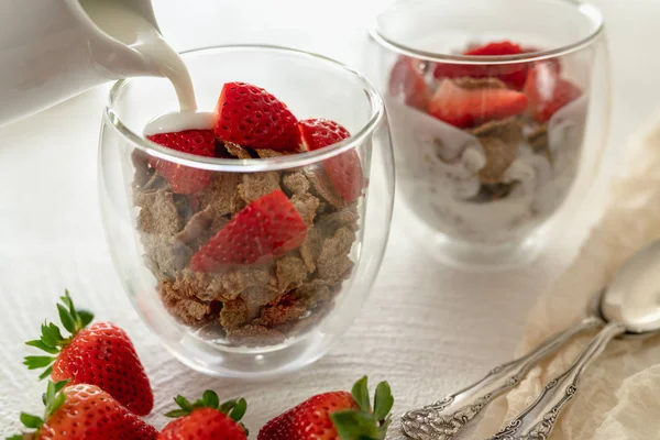 Bran Flakes granen met yoghurt en aardbeien — Stockfoto