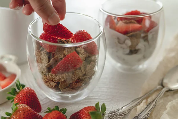 Bran Flakes granen met yoghurt en aardbeien — Stockfoto