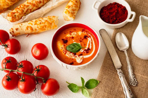 바 질, 빨간 파프리카, 휘 핑 크림, 그리고 빵 S 토마토 수프 — 스톡 사진