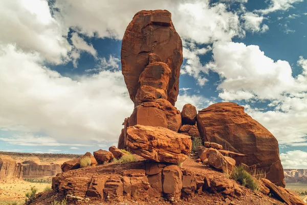 Monument Valley. jalá El Pulgar jalá es una aguja de pie libre que — Foto de Stock