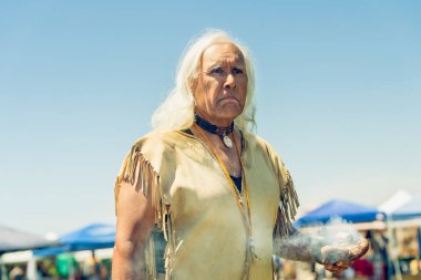 Storyteller, pow wow 'un ruhani lideri. 2019 21. yıllık Chumash Day Powwow ve ıntertribal Gathering, Malibu, Kaliforniya, 13 Nisan 2019