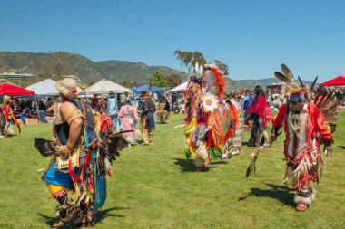 Birkaç yerli Amerikalı dansçılar 2019 at Davullar için bir dans gerçekleştirir 21st yıllık Chumash gün Powwow ve ıntertribal Gathering, Malibu, Kaliforniya, Nisan 13, 2019