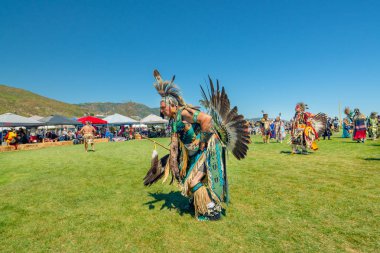 A pow wow genellikle rekabetçi dans veya tartışmalar içeren bir Amerikan Hint sosyal toplama veya fuar olduğunu. 2019 21. yıllık Chumash Day Powwow ve ıntertribal Gathering, Malibu, Kaliforniya, 13 Nisan 2019