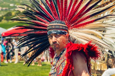 Tam Regalia yerli Amerikan Man portresi. 2019 21. yıllık Chumash Day Powwow ve ıntertribal Gathering, Malibu, Kaliforniya, 13 Nisan 2019