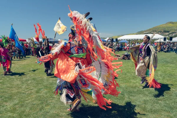 Dansers Een Pow Wow Een Amerikaanse Indiase Sociale Bijeenkomst Beurs — Stockfoto