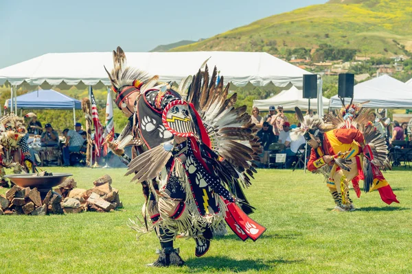 通过传统舞蹈 用他们的风格和风格 让本土参与者在圆圈里移动 205年4月13日 加利福尼亚州马里布 第21届 Chumash Powwow 和部落间聚会 — 图库照片