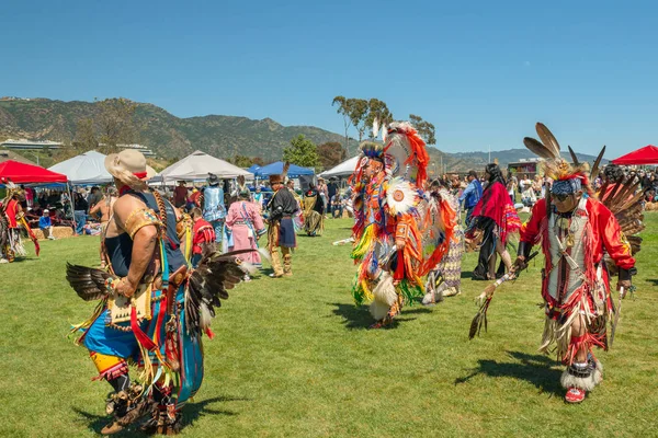 Birkaç yerli Amerikalı dansçılar 2019 at Davullar için bir dans gerçekleştirir 21st yıllık Chumash gün Powwow ve ıntertribal Gathering, Malibu, Kaliforniya, Nisan 13, 2019