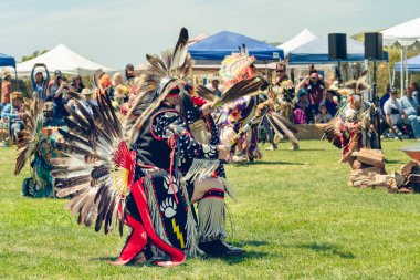 Malibu, California pow-wow at yerli Amerikan erkek dansçılar