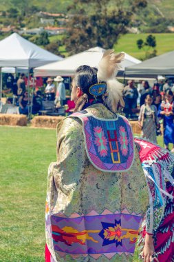 Malibu, CA 'da yıllık pow-wow ' A yerli Amerikan kadın dansçı dans