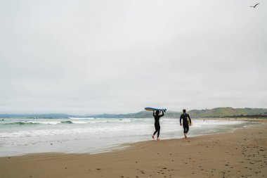 Sahilde Surfboards ile Arkadaşlar