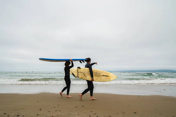 해변에서 서핑보드를 가진 친구들 — 스톡 사진