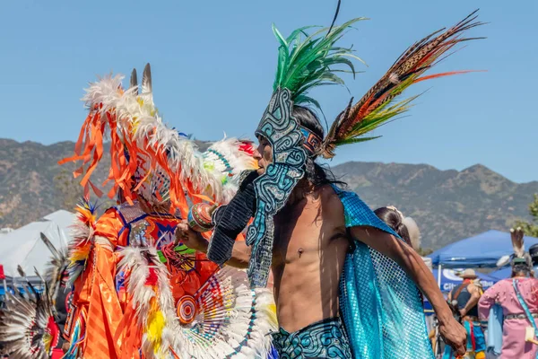 2019年4月13日 加利福尼亚州马里布市 一位土生土长的美国男子在2019年第21届年度丘马什日Powwow和部落间聚会上跳起完整的舞姿 — 图库照片