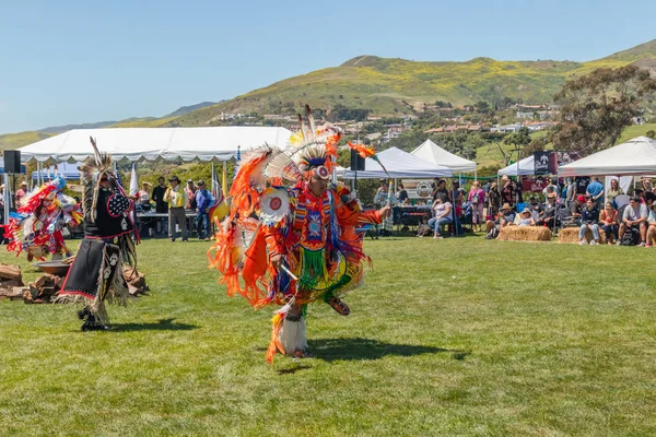 加州马里布的波沃美国原住民男舞者 2019年第21届年度丘马什日Powwow和部落间聚会 马里布 加利福尼亚州 2019年4月13日 — 图库照片