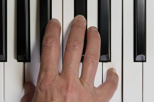 Clavier pour piano et main. Gros plan, vue du dessus. Jouer du piano, Musi — Photo