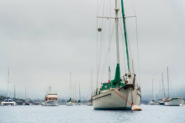 Yelkenli Tekneler Limana Demirledi. Sisli Bulutlu Gün
