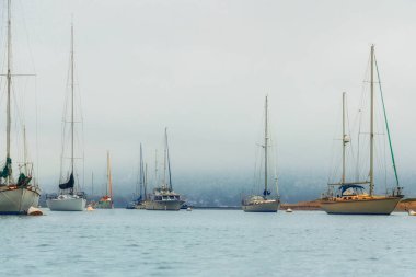 Rıhtımlı Yelkenli Tekneler ile Seascape. Sisli Bulutlu Gün 