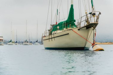 Sisli Gün, Limanda Demirli Yelkenli Tekneler ile Deniz Manzarası