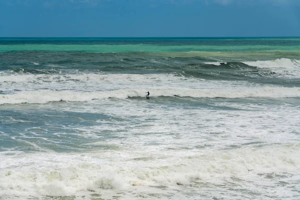 Surfer dans les eaux rudes — Photo