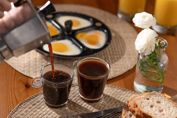 El desayuno. Café, Zumo de naranja, Huevos —  Fotos de Stock