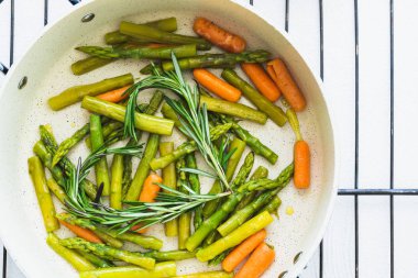 Kavrulmuş Sebzeler, Kuşkonmaz, Havuç, Bir Tavada Biberiye, Close Up, Beyaz Arka Plan Üst Görünüm, Yemek, Sağlıklı Yaşam Tarzı, Sağlıklı Beslenme
