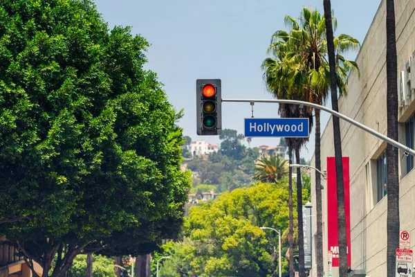 Hollywood Boulevard, gatu skylt och trafikljus — Stockfoto